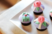 Hướng dẫn làm hoa hồng fondant và trang trí cupcake
